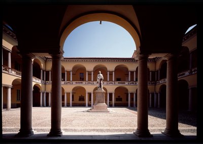 Ansicht des Hofes mit der Statue von Alessandro Volta von School Italian