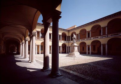 Ansicht des Hofes mit der Statue von Alessandro Volta von School Italian