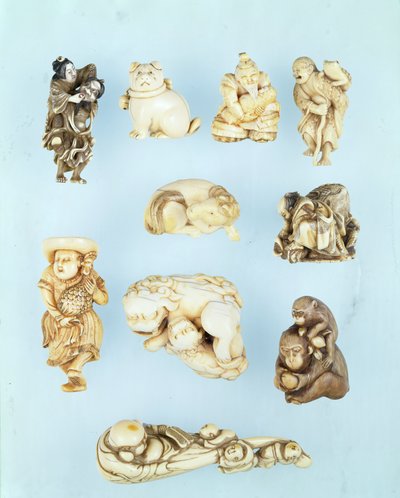 Auswahl an Netsuke: Ikkuha Sennin trägt die Hure von Benares; sitzender Welpe; Abe no Yasuneri hält ein Baby; Gamma Sennin; liegendes Pferd; Krieger zähmt einen entlaufenen Ochsen; stehender Holländer hält einen Hahn mit langem Schwanz; sitzender Affe hält von Japanese School