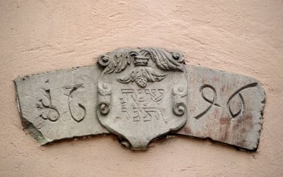 Die Gasse der Juden in Obernai (67). Kultstätten: Inschrift mit einem hebräischen Datum und dem entsprechenden Datum der christlichen Ära: 1696. Eine Synagoge wurde angeblich zwei Jahre nach der Genehmigung von Intendant La Grange gebaut, die es erlaubte J von School Jewish