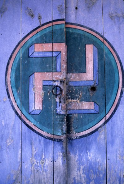 Symbol des Buddhismus an einem der Tore des Tempels "Tongdosa" in der Region Pusan, Korea von School Korean