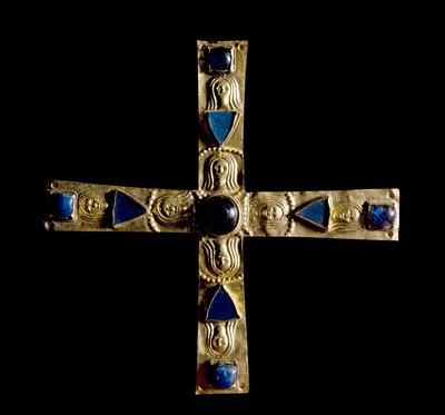 Archäologie des Mittelalters. Barbarische Kunst der Lombardei: Kreuz von Gisulfo, in getriebenem Goldblech mit Halbedelsteinen. Hergestellt von einem lombardischen Meister des 7. Jahrhunderts von School Lombard