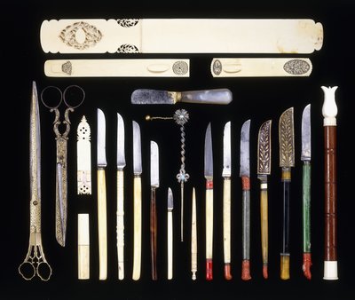 Eine Gruppe von zweiundzwanzig osmanischen Schreibgeräten, bestehend aus elf Messern, einem Seitenwender, einer Schere, einem Brieföffner, einer Elfenbeinschachtel von School Ottoman