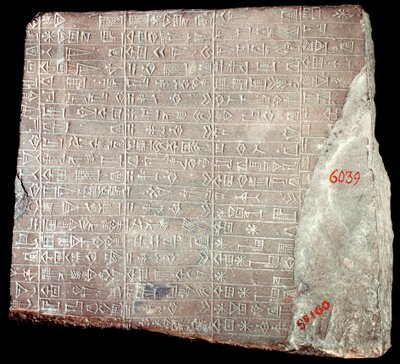 Mesopotamien: Kalksteinstele mit Inschriften in Akkadisch zur Ehrung des Gottes Inshushinak und der ihm gegebenen Geschenke; Iran, Susa, 2100 v. Chr. von School Persian