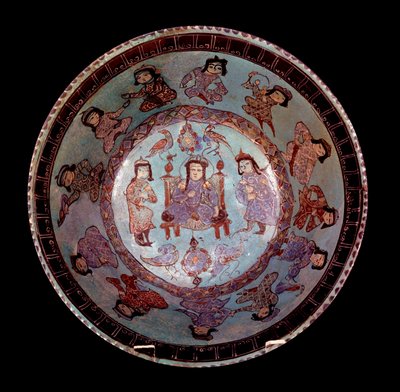 Persische Kunst: Polychrome konische Schale auf blauem Hintergrund, die einen Prinzen auf seinem Thron zwischen zwei Pagen darstellt. Private Sammlung von School Persian