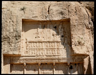 Ansicht der Nekropole und des Grabes von Darius I. dem Großen mit Relief, das ihn zeigt, wie er die Sonne ehrt von School Persian