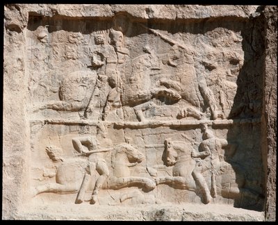 Ansicht der Nekropole und der Gräber der Achämenidenkönige mit Relief, das Kampfszenen darstellt von School Persian