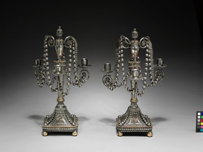 Paar Kandelaber, ca. 1790-1795 (geschnitten und polierter Stahl mit goldener und versilberter Dekoration) von School Russian
