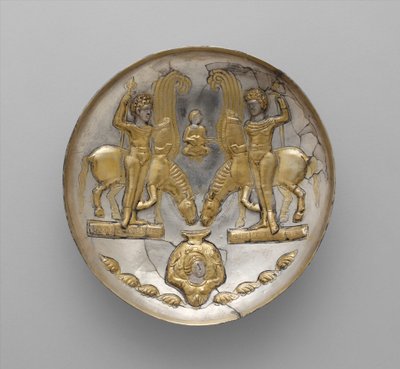 Teller mit Jünglingen und geflügelten Pferden, ca. 5.-6. Jahrhundert n. Chr. (Silber, Quecksilbervergoldung) von School Sasanian