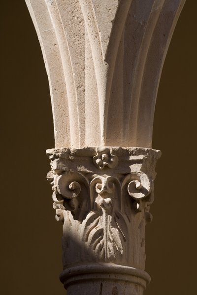 Detail einer Säule im Kreuzgang des Klosters Santo Domingo von School Spanish
