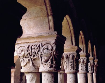Detail der Kapitelle im Kreuzgang von School Spanish