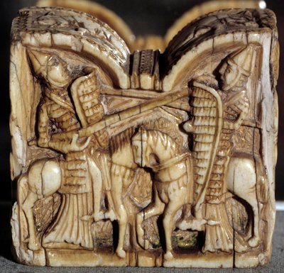 Romanische Kunst: Schachfigur, die eine Schlacht zwischen zwei Rittern darstellt. Elfenbeinskulptur. Aus Spanien von School Spanish