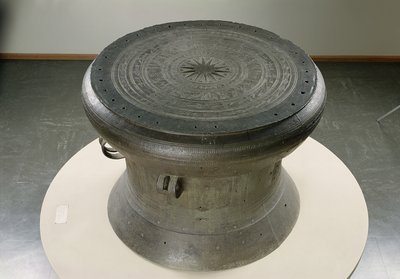 Trommel, Dong Son Stil, 2.-1. Jahrhundert v. Chr. von School Vietnamese