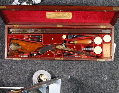 Goldverzierte 16-Bore-Doppelbüchse für den Nizam von Hyderabad, in einem messingbeschlagenen Mahagonikasten, ausgekleidet mit karminroter Seide, ca. 1855 von Scottish School