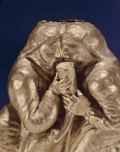 Plakette, die zwei Skythen zeigt, die ein Getränk teilen (Gold) (Detail) von Scythian