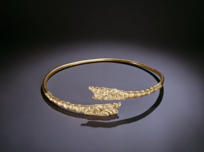 Torque mit Löwen, die an den Enden Eber angreifen (Gold) von Scythian