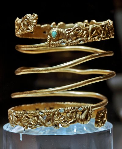 Skythische Kunst: Gold- und Türkisarmband des Sarmatenstammes, 2. Jahrhundert v. Chr. - 3. Jahrhundert n. Chr. Sankt Petersburg, Eremitage von Scythian Scythian