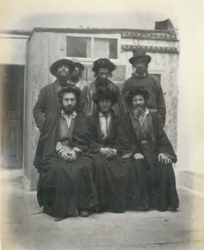 Gruppe von 7 polnischen Juden im Hof des Mittelmeerhotels, Jerusalem, 1867 von Sergeant Henry Phillips