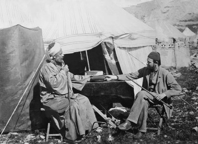 Yakub es Shellaby, überreicht Captain C. Warren ein Buch mit Samaritergebeten für den Erzbischof von York, Samaria-Distrikt, Palästina, 1867 von Sergeant Henry Phillips
