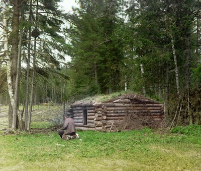 Ein Mann vor einer Hütte für Holzfäller und Kuria (Kohlebrennen) im Wald, Russisches Reich, zwischen 1905 und 1915 von Sergey Prokudin Gorsky