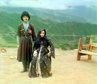 Dagestanische Typen – ein Mann mit Medaillen und einem Dolch und eine Frau im schwarzen Kleid, Russisches Reich von Sergey Prokudin Gorsky