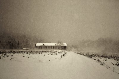 Winterliche Scheunenlandschaft von Sheila Bernard
