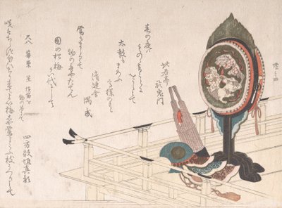 Trommel mit Ständer, Sho eine Art Mundorgel und Helm auf der Bühne für Bugaku-Tanz von Shinsai