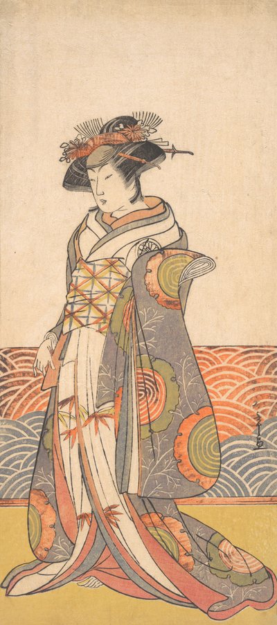 Der dritte Segawa Kikunojo als Frau, die in einem Raum mit Wellenmuster-Dado steht, ca. 1779 von Shunsho
