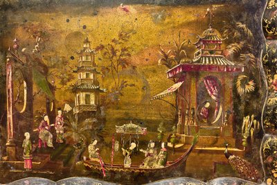 Ein Teetisch, Detail der Oberseite mit einer Landschaft mit Szenen aus dem Leben in Nachahmung chinesischer Lacke von Sicilian School
