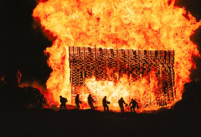 Isländer feiern Mittsommer im Wikingerstil mit Feuer, Gesang und Trank, 2000 (Foto) von Sisse Brimberg