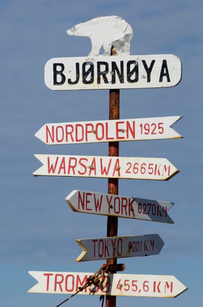 Norwegen, Wegweiser auf der Bäreninsel, 2022 (Foto) von Sisse Brimberg