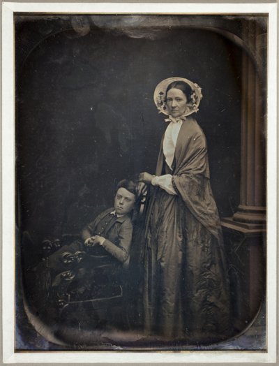 Ohne Titel (Eine Frau mit Haube und Schal, mit ihrem sitzenden Sohn) von Southworth and Hawes