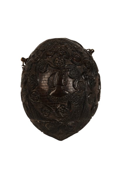 Geschnitzte Kokosnusspulverflasche, spanische Kolonialzeit, ca. 1800 von Spanish School
