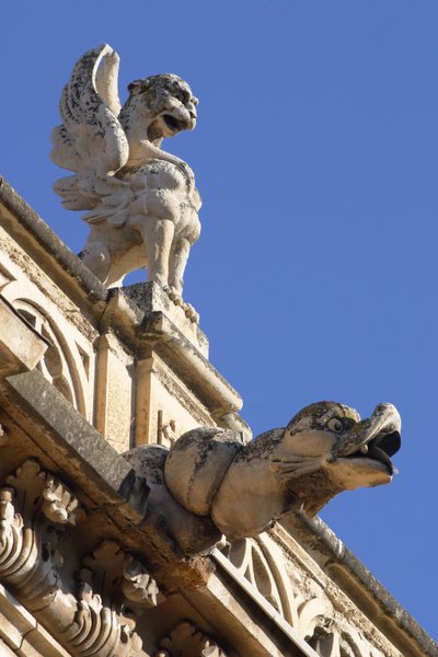 Wasserspeier und Akroterion, Detail von der Außenseite von Spanish School