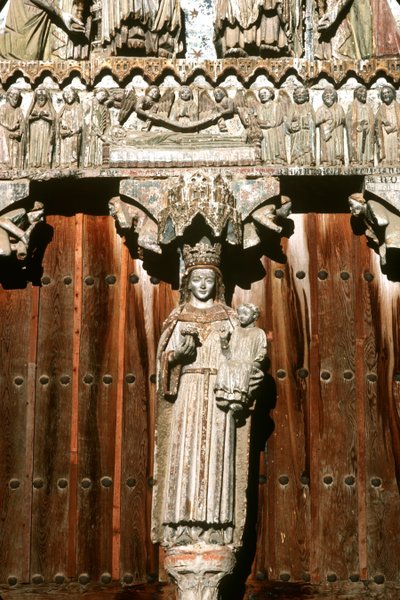 Das Westportal mit Statue der Madonna mit Kind und Relief des Jüngsten Gerichts von Spanish School