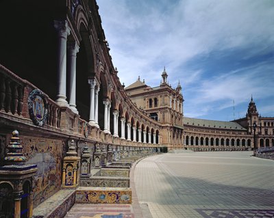 Ansicht der halbkreisförmigen Arkade, jede gekachelte und säulengegliederte Sektion repräsentiert eine Provinz Spaniens, entworfen von Anibal Gonzalez y Alvarez Osorio (1876-1929), 1914-28 von Spanish School