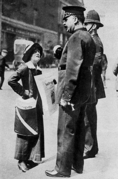 Eine Suffragette konfrontiert zwei Polizisten, 1913, 1937 von Sport and General