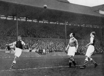 Akrobatik in einem Arsenal gegen Chelsea Spiel an der Stamford Bridge, London, ca. 1933-1938 von Sport and General