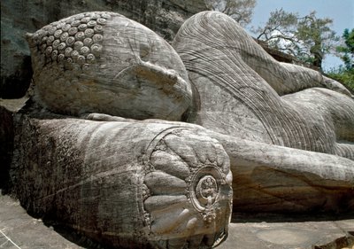 Das liegende Bild, das das Parinirvana des Buddha darstellt, Skulptur, Tempel von Gal Vihara. von Sri Lankan