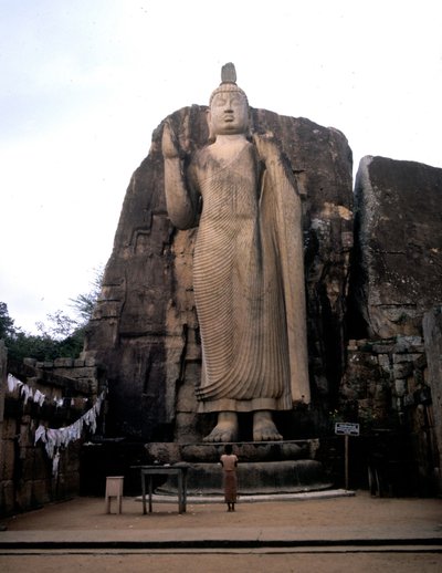 Der große Buddha von Avukana. Sri Lanka. 5. Jahrhundert von Sri Lankan School
