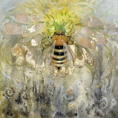 Goldene Biene auf Blüte von Stephanie Law
