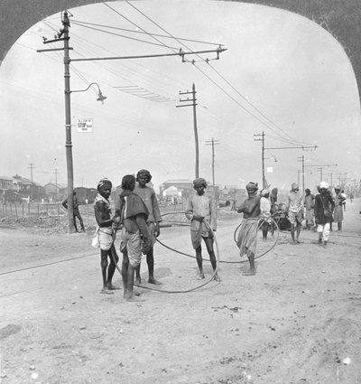 Männer, die eine schwere Last ziehen, Rangoon, Burma, 1908 von Stereo Travel Co