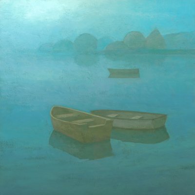 Nebliger blauer See mit Booten von Steve Mitchell