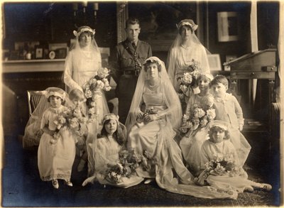 Gruppenhochzeitsfoto von Lady Blanche Cavendish und Colonel Ivan Murray, Guards Chapel, Lansdowne House, 21. April 1919 von Studio Lafayette