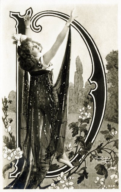 Mlle Roessler, Tänzerin aus der Belle Époque - Alphabet auf Postkarte von Studio Reutlinger