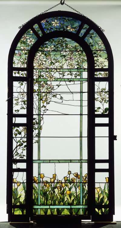 Ein bleiverglastes Gitterfenster, das Clematis-Reben darstellt, frühes 20. Jahrhundert von Studios Tiffany