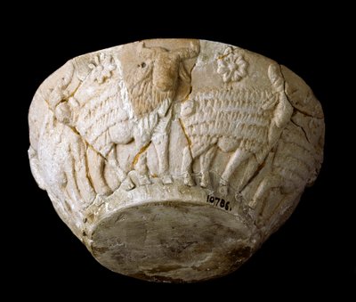 Sumerische Kunst: Kalksteinrelief von Widdern. 3000 v. Chr. Dim 9 x Durchmesser 22 cm Bagdad, Nationales Irak-Museum von Sumerian Sumerian