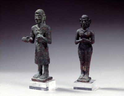 Statuetten von Verehrern und Göttin in Bronze, aus Syrien 2300-2000 v. Chr. Paris, Louvre Museum von Syrian Syrian