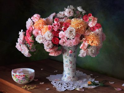 Gartenrosen-Stillleben von Tatyana Skorokhod