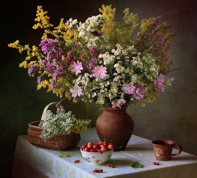 Wildblumen und Sommerbeeren von Tatyana Skorokhod